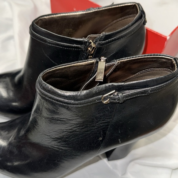 Women’s GUESS block heels - Picture 2 of 6